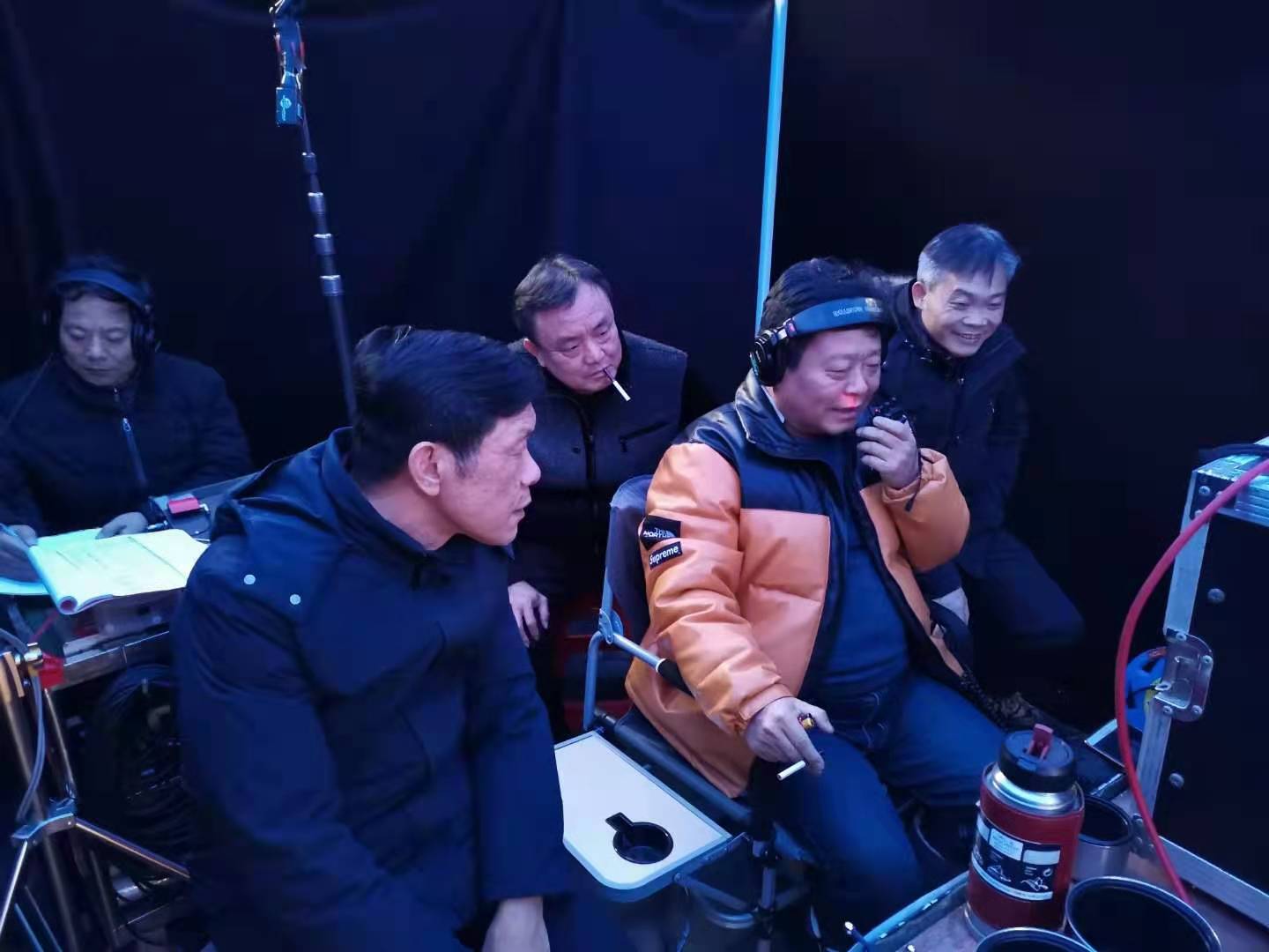 夢(mèng)里依稀桃花源， 海鵬相約來(lái)探班。 導(dǎo)演棚里三煙客， 聚精會(huì)神翦伯贊！